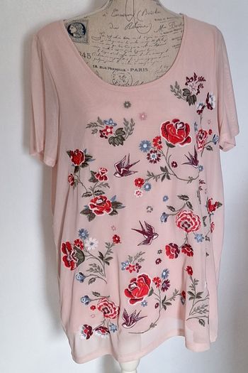 Débardeur rose pâle avec un dessus en voile brodé de fleurs et d'oiseaux