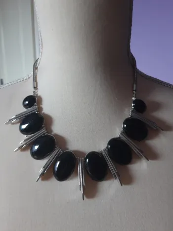 Joli collier ras de cou argenté et noir