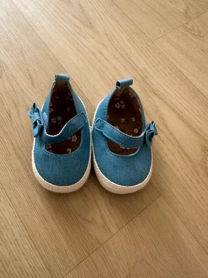 Chaussures ouvertes de chez Obaibi taille 6/9mois
