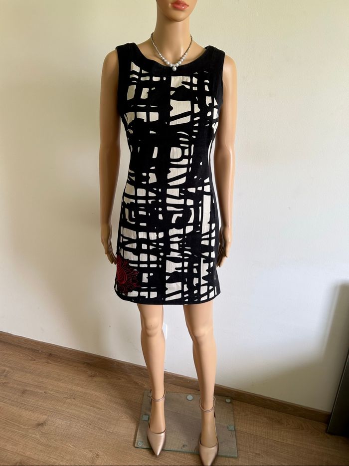Robe noire et imprimée sans manches Desigual taille 36 bon état - photo numéro 3