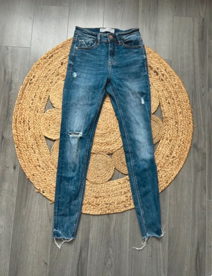 Jean troué Stradivarius taille 32
