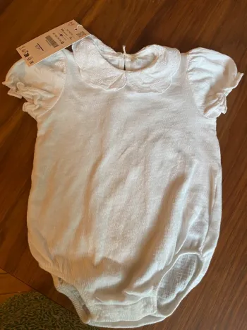 Body manches courtes Zara neuf avec étiquette col dentelle 6-9 mois