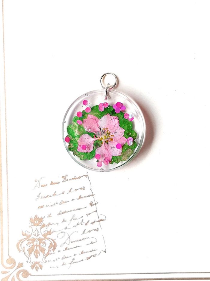 Magnifique pendentif en résine vert et rose