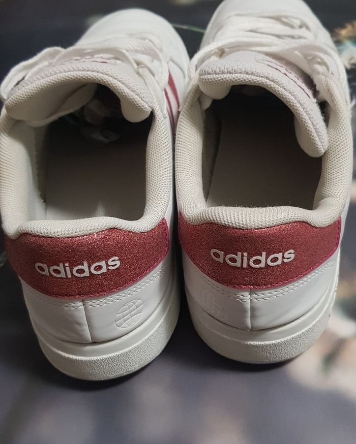 Basket marque Adidas taille 38.5 - photo numéro 2