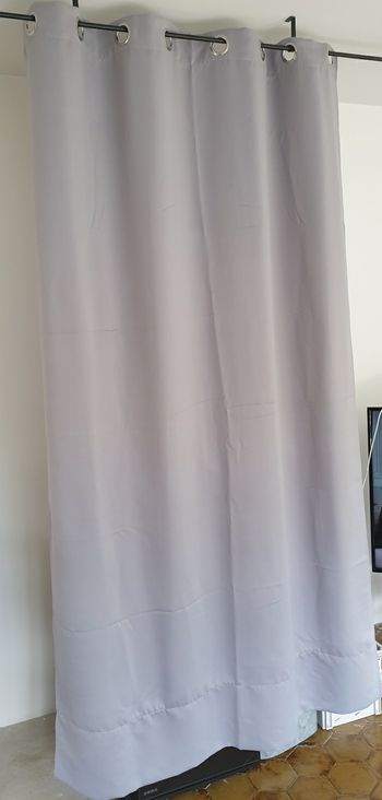 Rideau occultant gris a oeillets