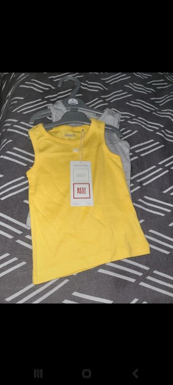 Lot de 2 débardeurs neuf 6 mois