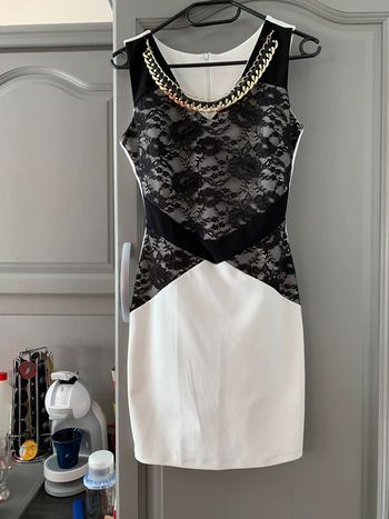 Robe noire et blanche