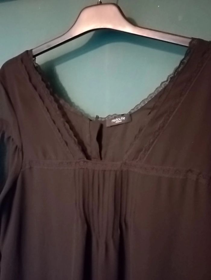 Robe chic en voile noir bordé dentelle