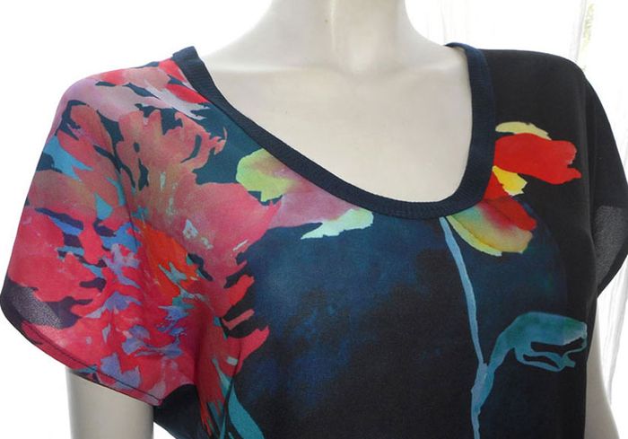 tee shirt bleu marine à fleurs marque Zara taille 38 état neuf - photo numéro 2