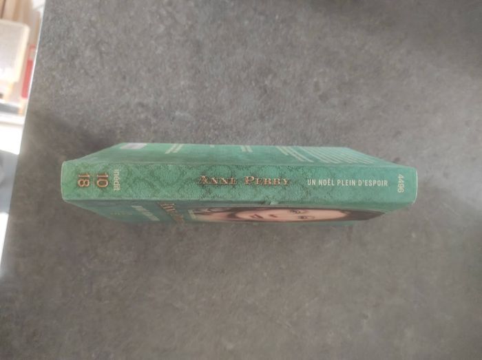 Un Noël plein d'espoir Anne Perry 10/18 Grands Détectives 2011 - photo numéro 2