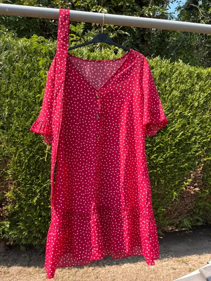 Robe rouge à pois blancs avec ceinture – Marque Shein
