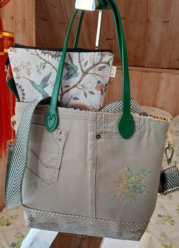 Sac beige et sa trousse 