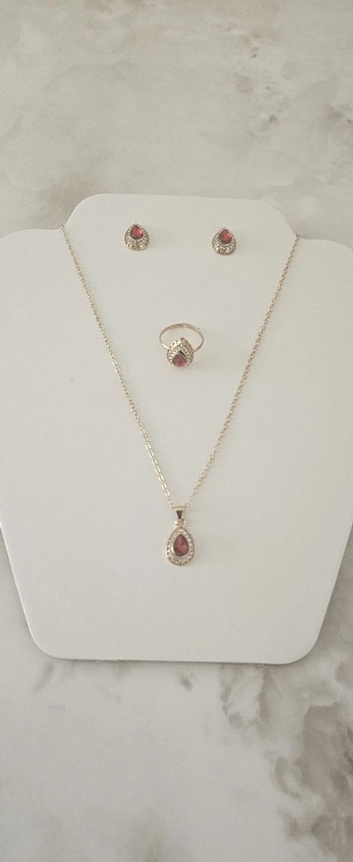 Ensemble de bijoux collier bague et boucles d’oreilles
