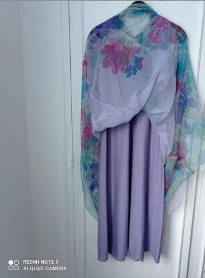 Robe longue mauve et fleuri