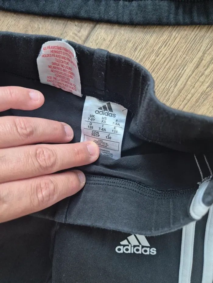Ensemble jogging Adidas 7/8 ans En tres bon état - photo numéro 3