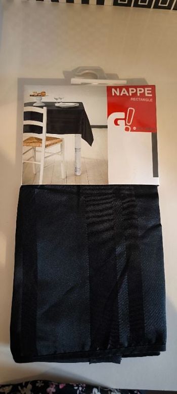 Neuve 🎀  Nappe de table rectangulaire 140 X 250 cm Noire , une bande sur 2 brillante