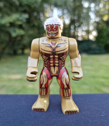 Minifigure Manga L'attaque des Titans  Le titan Blindé n1.2