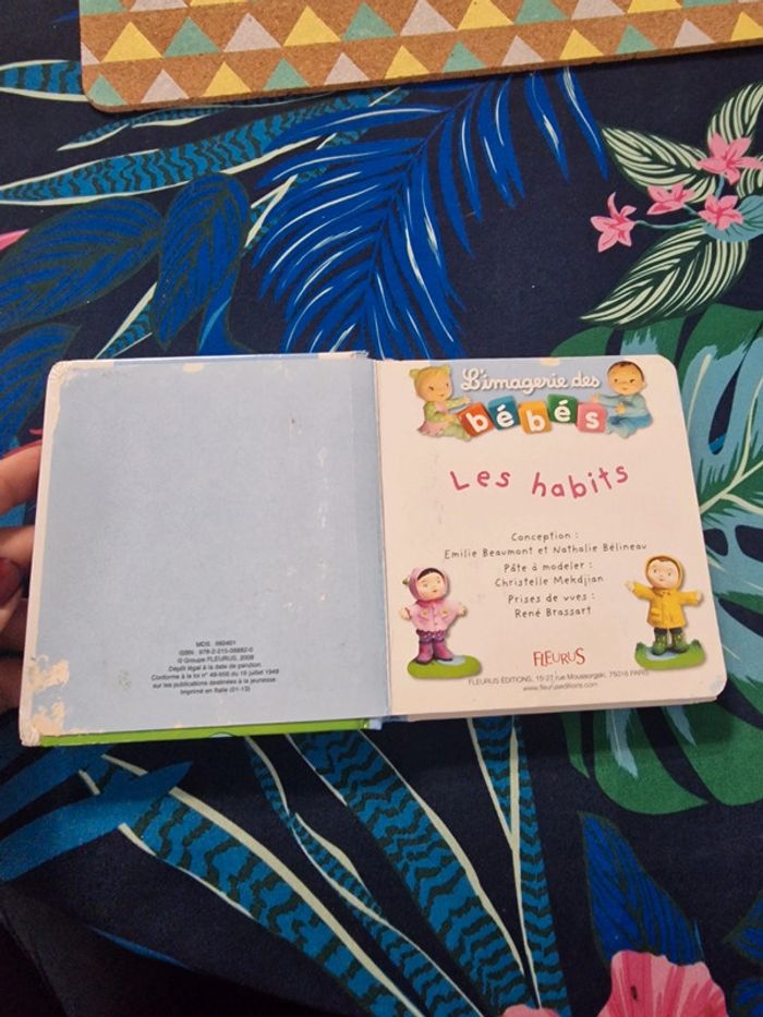 Livre à pages cartonnées "Les habits" - photo numéro 5