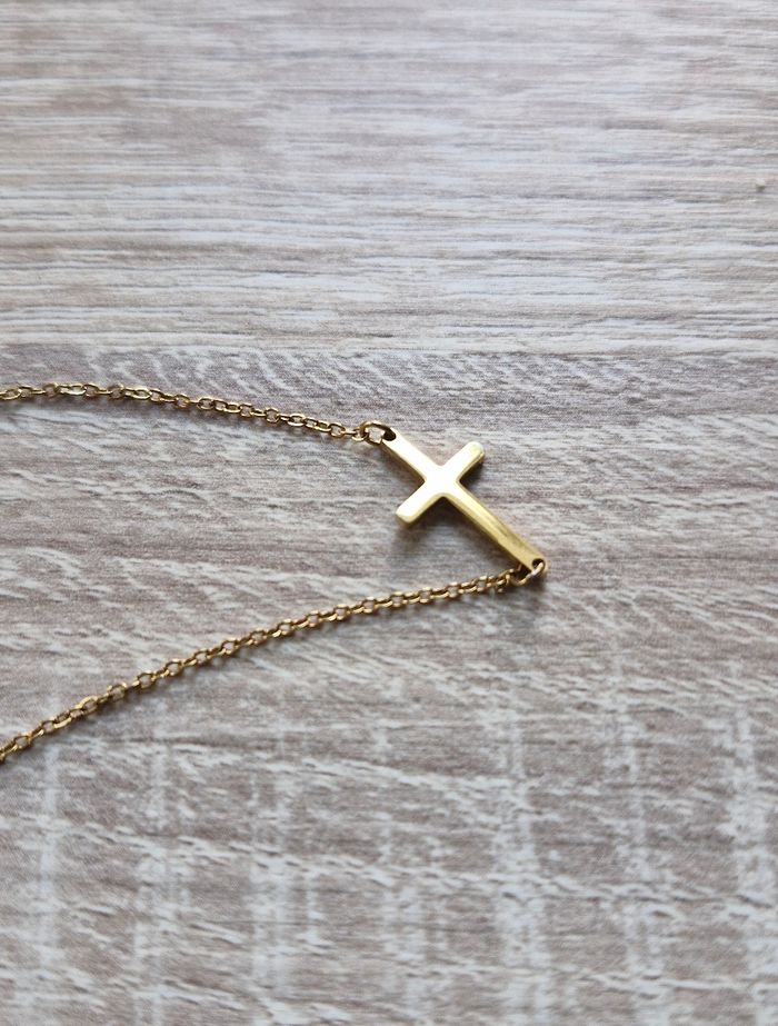 Bracelet fantaisie doré avec petite croix - photo numéro 2