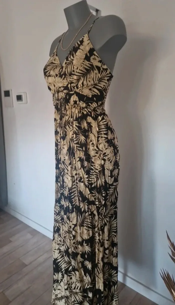 Robe bretelles cache-coeur fleurs tropicales dorées - photo numéro 3
