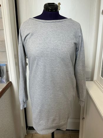 Robe Sweat grise deux poches longues manches avec inscriptions Wibra L