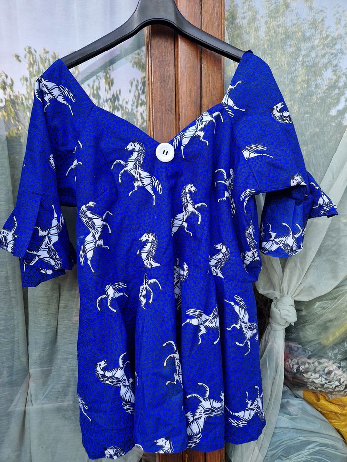 Haut à basque wax type africain bleu motifs chevaux blancs taille 46/48
