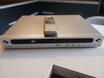 lecteur DVD Bluesky gris avec sa télécommande