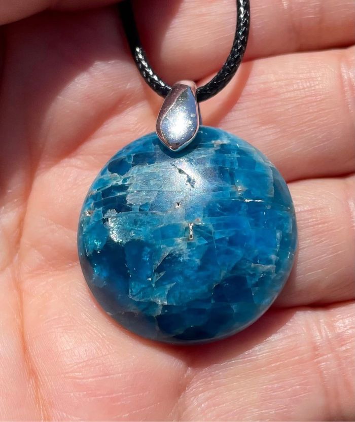 Beau pendentif rond en apatite - photo numéro 3