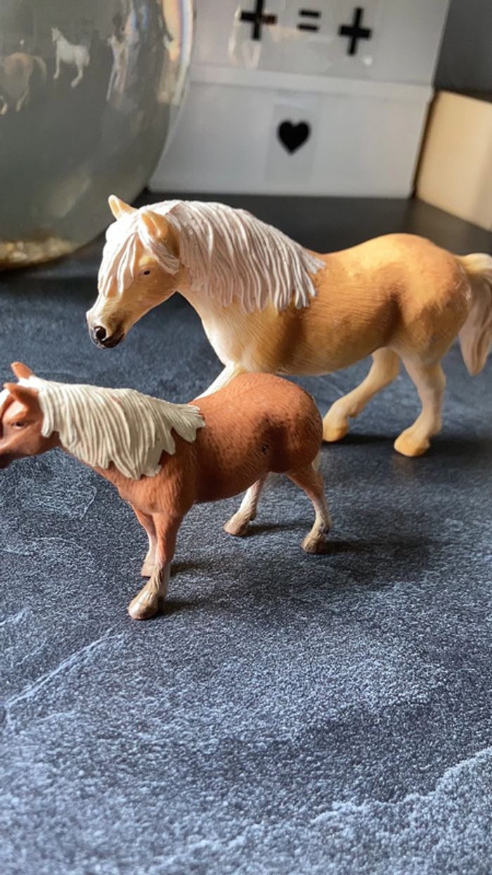 Figurines