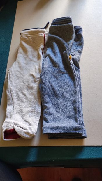 2 pantalon taille 12 mois