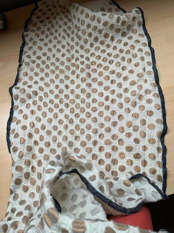 Écharpe beige Printemps à pois dorée liseret noir