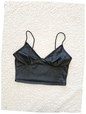 Crop top noir à bretelles fines effet satiné cuir