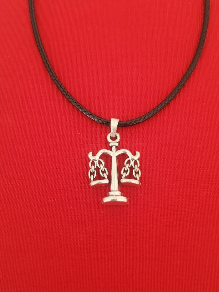 Collier cordon noir réglable balance de la justice
