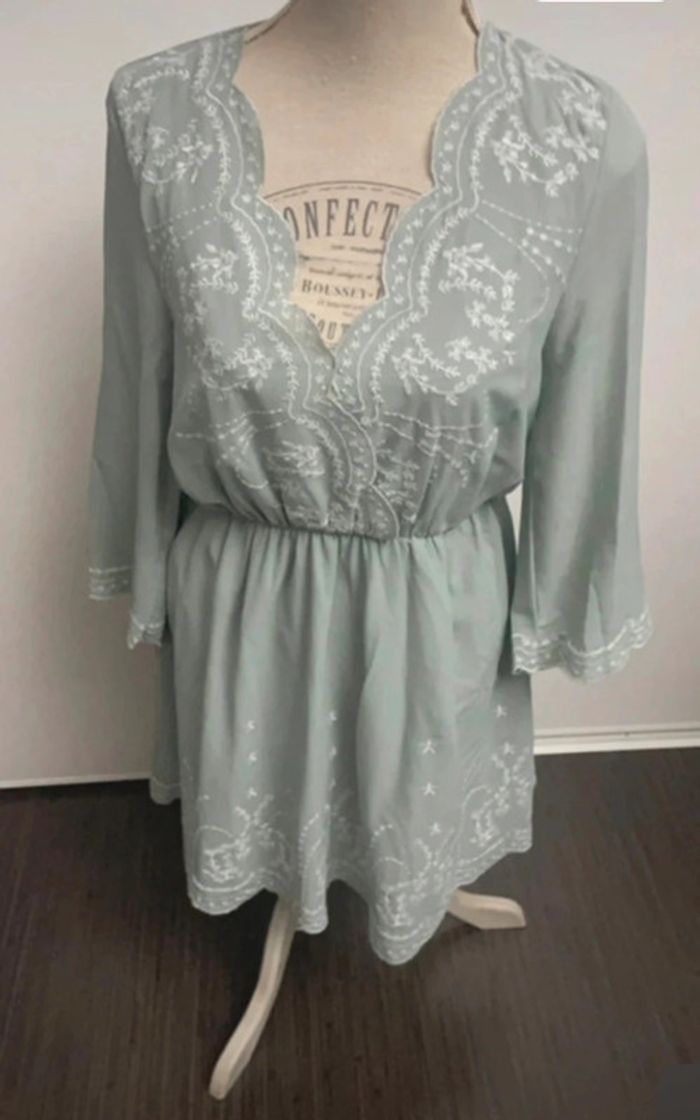 Superbe Robe d'Été H&M Divided Taille 36 S avec Broderies Blanches