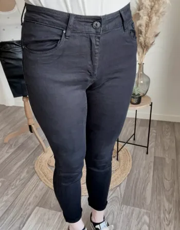 Skinny noir