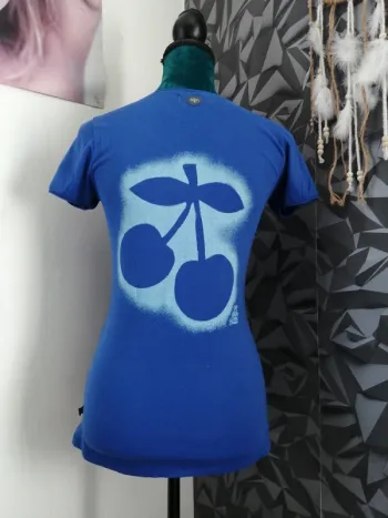 Tee-shirt bleu électrique imprimé cerises dans le dos / le temps des cerises / (XS)