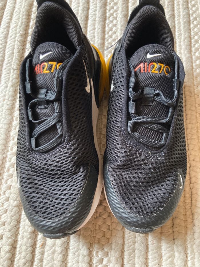 Nike air 270 noires garçon 28,5 très bon état un peu râpées sur le côté - photo numéro 2