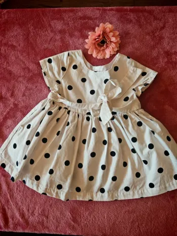 Robe blanche à pois noir