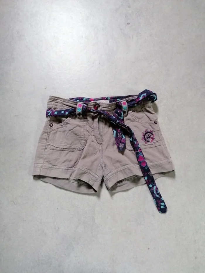 Short fille