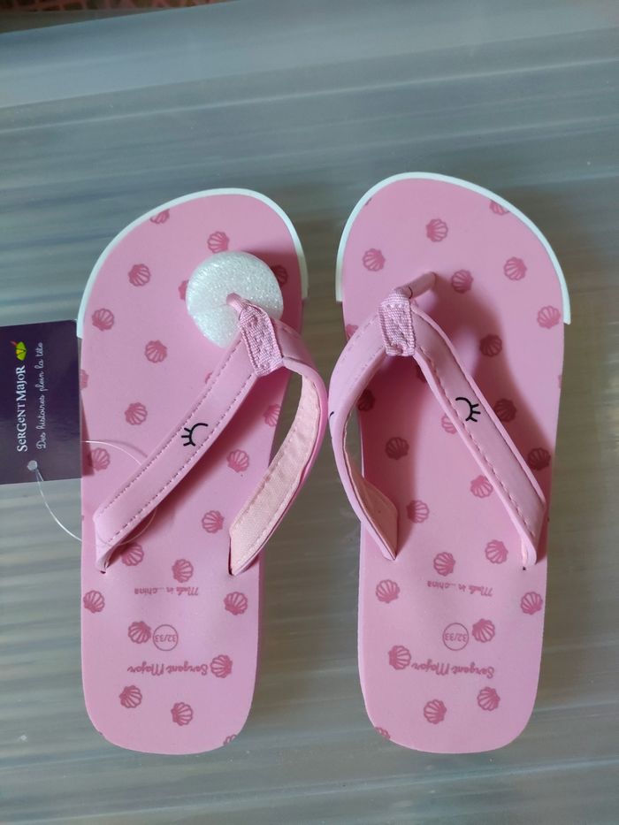 Claquettes tongues neuves 32/33