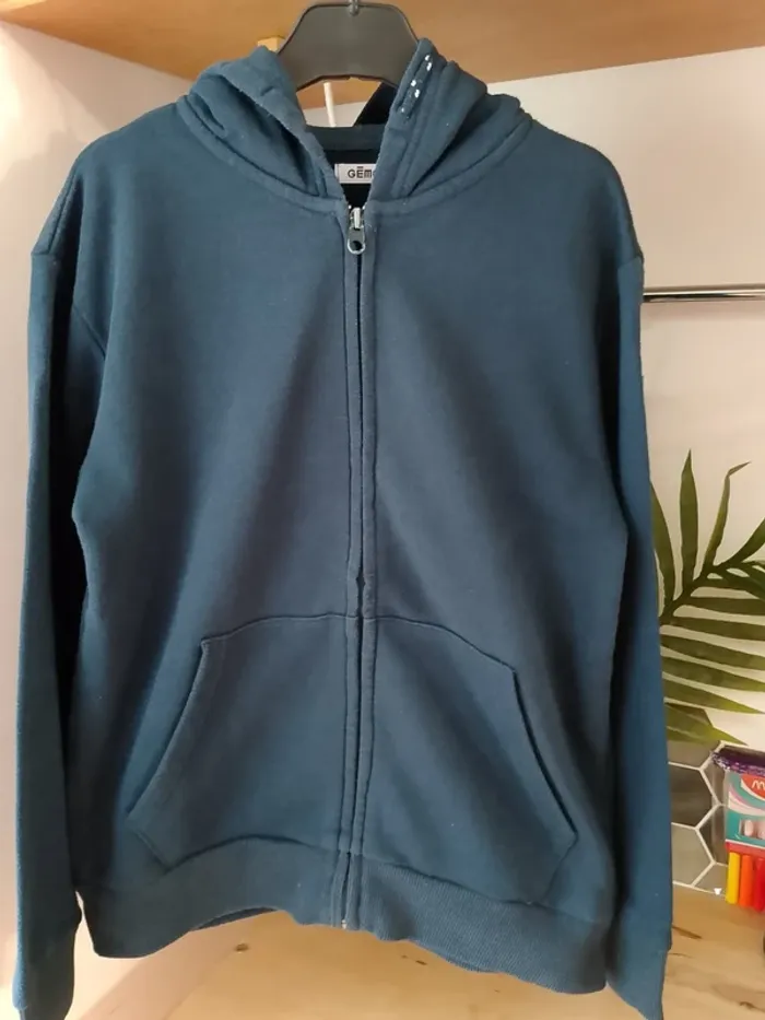 Gilet bleu marine zippe à capuche • 12 ans