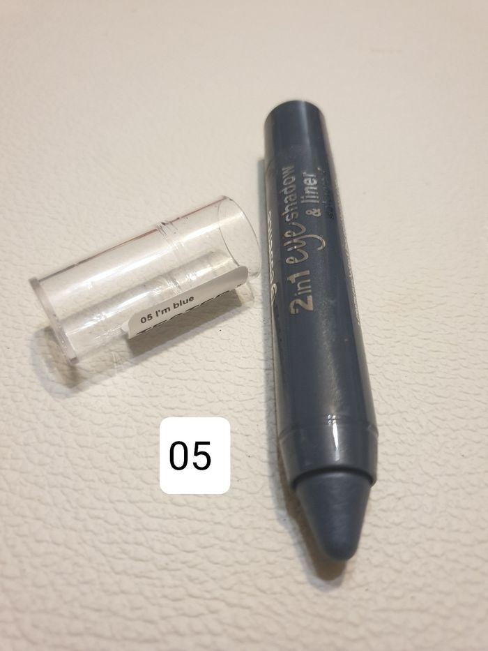 Crayon yeux 2 en 1 Essence 05 bleu