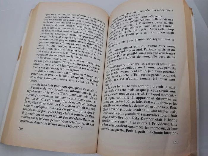 "À la recherche de Rita Kemper" de Luna Satie.
Folio policier.
352 pages.
ISBN : 2.07.031652.1 - photo numéro 3