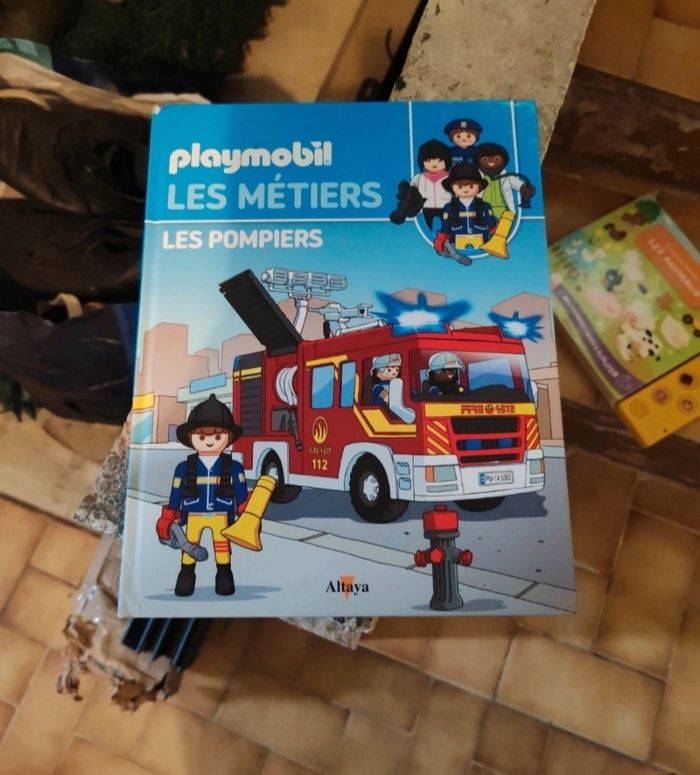 Livre playmobil Les métiers Les pompiers