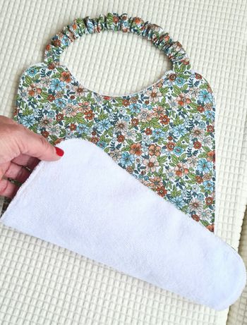 Bavoir fille petite fleurs 