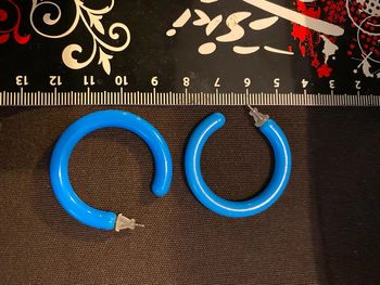 Boucle d oreille plastique bleu fonce vintage