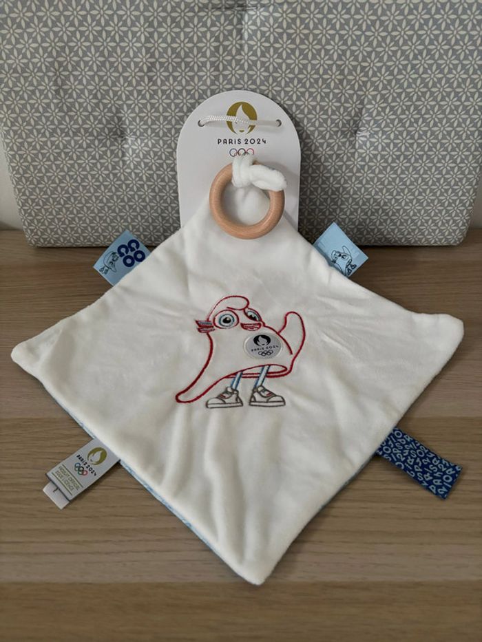 Doudou Carré Enfant "La Phryge Olympique" JO Paris 2024 (Made In France)