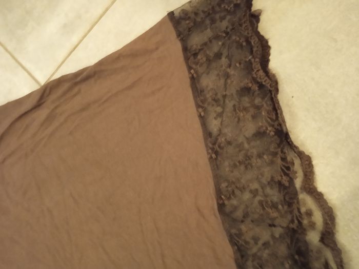 fond de robe marron et dentelle en très bon état - photo numéro 2