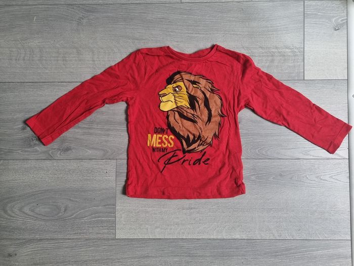 Pull disney le roi lion taille 4 ans couleur rouge très bonne etat