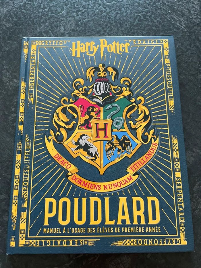 Livre Harry Potter « Poudlard le manuel des élèves